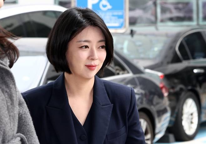 배현진 국민의힘 의원이 지난달 26일 오후 서울 양천구 서울남부지방법원에서 열린 당원권정지 효력정지 가처분사건 첫 심문기일에 출석하고 있다. 앞서 배 의원은 사회관계망서비스(SNS)에 자신을 비방한 누리꾼의 미성년 자녀 사진을 올린 것을 이유로 지난 13일 당원권 정지 1년의 중징계를 받았다. 뉴스1