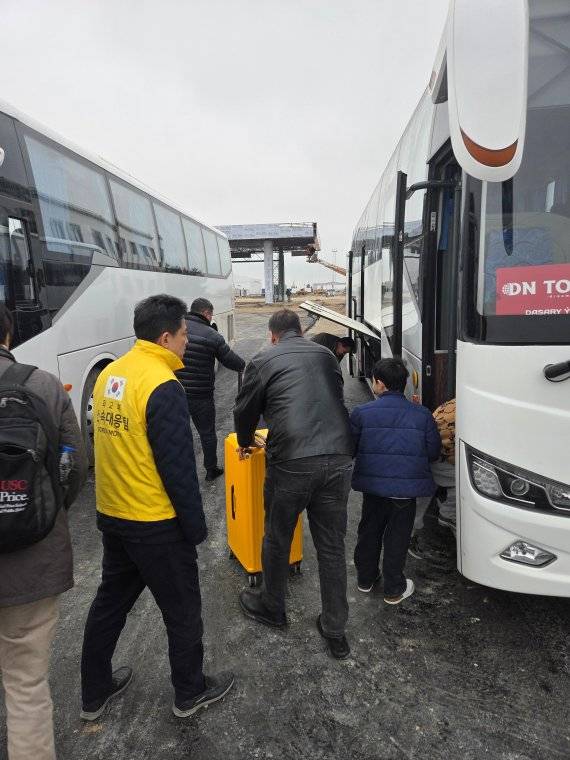 이란에 체류하던 한국인과 이란인 가족들이 지난 3일(현지시간) 투르크메니스탄으로 무사히 대피하고 있다. 외교부 제공