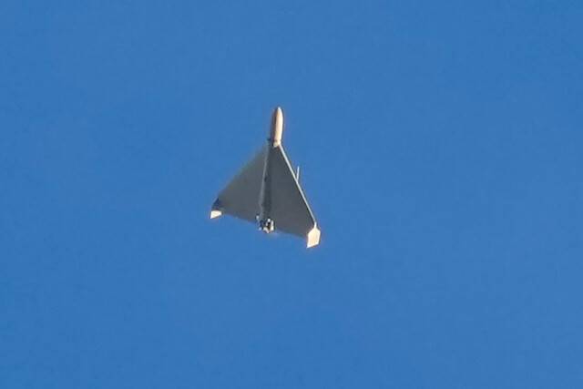 우크라이나 전쟁 초기인 2022년 10월 러시아군의 이란제 샤헤드 드론이 우크라이나 수도 키이우로 날아드는 모습. AP 연합뉴스