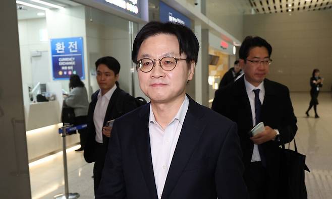 김정관 산업통상부 장관이 캐나다 초계 잠수함 프로젝트(CPSP) 수주를 지원하기 위해 5일 인천국제공항을 통해 캐나다로 출국하고 있다. 연합뉴스