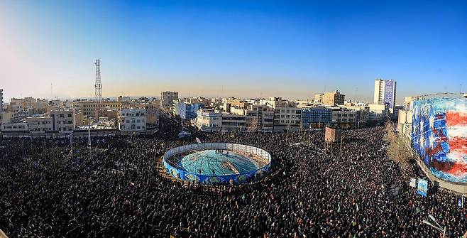 2026년 3월1일 이란 수도 테헤란 중심가 혁명 광장에서 전날 미국과 이스라엘의 폭격으로 숨진 최고지도자 아야톨라 알리 하메네이를 추모하는 대규모 집회가 열리고 있다. UPI 연합뉴스