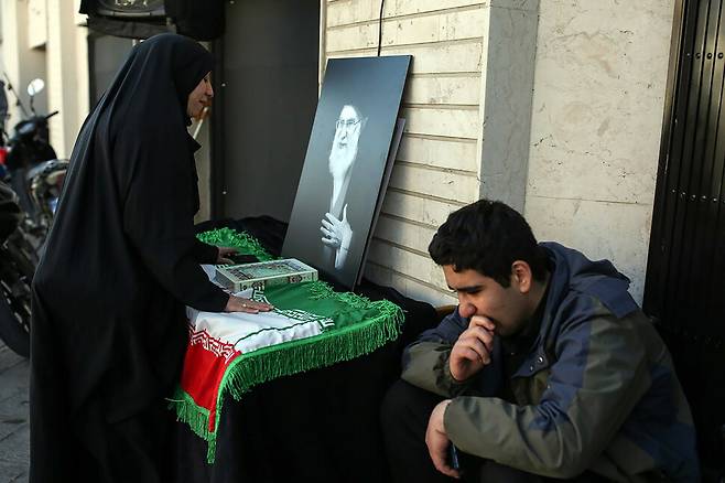 2026년 3월1일 이란 북동부 알보르즈주의 카라즈에서 전날 폭격으로 숨진 최고지도자 아야톨라 알리 하메네이를 추모하기 위해 마련된 간이시설에 사람들이 조의를 표하고 있다. UPI 연합뉴스