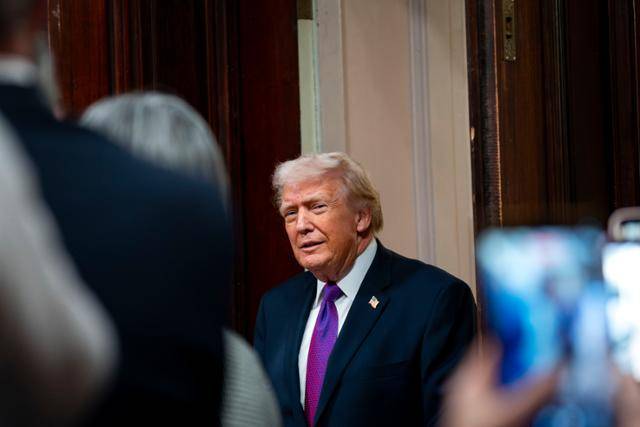 도널드 트럼프 미국 대통령이 4일 '요금 납부자 보호 서약’ 원탁회의에 참석하기 위해 백악관에 도착한 모습. 워싱턴=UPI 연합뉴스