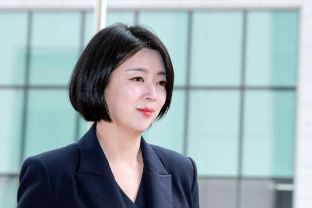 배현진 국민의힘 의원이 26일 서울 양천구 서울남부지법에서 열린 당 중앙윤리위원회의 당원권 정지 1년 처분 효력 정지 가처분 신청 사건 심문 기일에 출석하고 있다. 연합뉴스