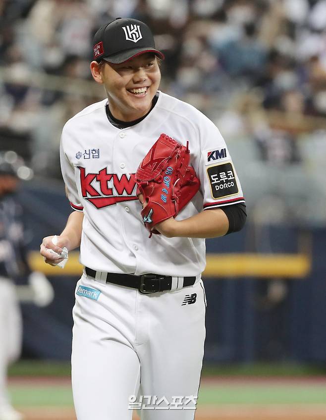 "2021프로야구 KBO포스트시즌 kt위즈와 두산베어스의 한국시리즈 2차전이 15일 오후 서울 고척스카이돔에서 열렸다. 1회초 볼넷 3개를 허용하며 위기를 맞은 선발 소형준이 호수비로 이닝을 마치고 환하게 웃으며 더그아웃으로 들어가고 있다. 고척=김민규 기자