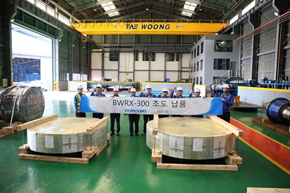 태웅 관계자들이 저장용 캐스크 소재 공급 계약을 따낸 후 파이팅을 외치고 있다. [사진=태웅]