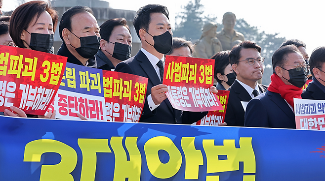 장동혁 대표를 비롯한 당 지도부와 소속 국회의원들이 5일 오전 서울 종로구 청와대 사랑채 앞 분수대에서 현장 의원총회를 열고 사법3법 법왜곡죄·재판소원제·대법관 증원법이 국무회의를 통과한데 항의하고 있다. (국민의힘)