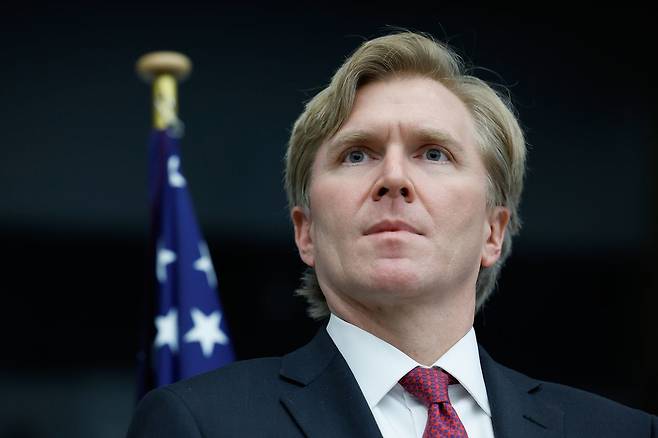 엘브리지 콜비 미 전쟁(국방)부 정책 담당 차관이 지난달 12일 브뤼셀 나토 본부에서 열린 회의에 참석한 모습. 콜비 차관은 트럼프 행정부의 안보전략을 설계한 인물로 평가받는다. AP=연합뉴스