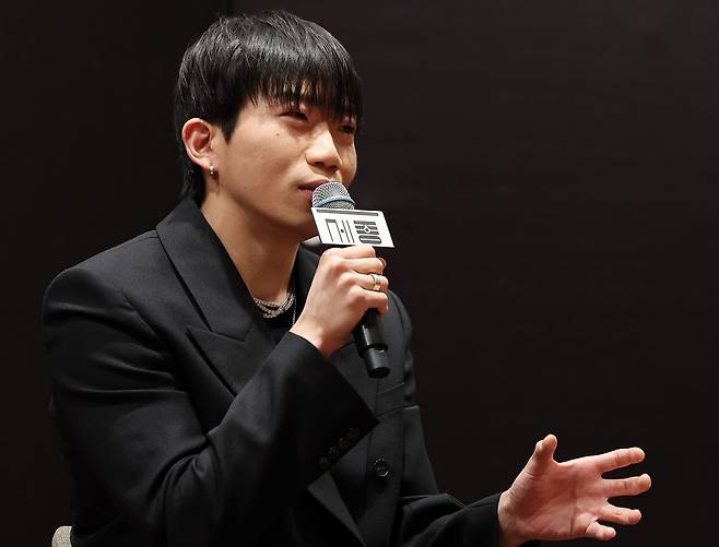 래퍼 창모가 4일 세종예술아카데미 서클홀에서 열린 2026 세종 콘서트 시리즈 I '창모 : 더 엠퍼러' 공연 기자간담회에서 질문에 답하고 있다. 연합뉴스