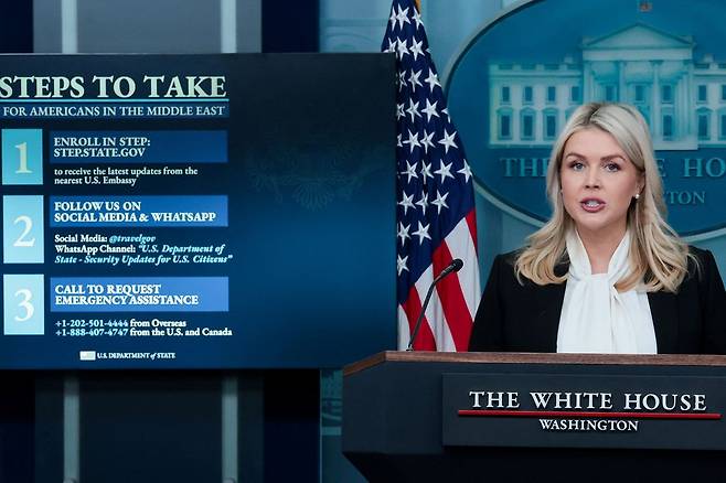 캐롤라인 레빗 백악관 대변인이 현지시간 4일 이란 공습 상황에 대해 설명하고 있다. 로이터=연합뉴스