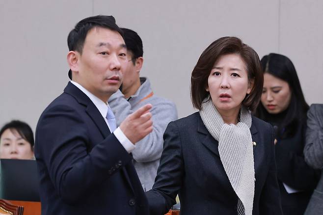 대화하는 법사위 여당 간사 민주당 김용민 의원과 국민의힘 나경원 의원   (서울=연합뉴스) 신현우 기자 = 23일 국회에서 열린 법제사법위원회 전체회의에서 여당 간사인 더불어민주당 김용민 의원과 국민의힘 나경원 의원이 대화하고 있다. 연합뉴스