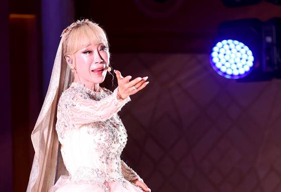 성악가 조수미가 지난해 11월 8일(현지시간) 오후 아랍에미리트(UAE) 대통령궁에서 열린 문화 행사에서 멋진 공연을 펼치고 있다. 대통령실사진기자단