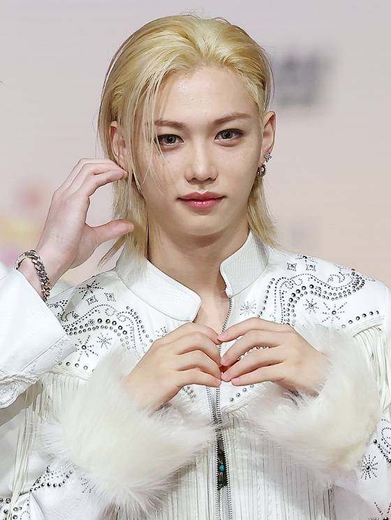 스트레이키즈의 필릭스가 지난해 12월 25일 인천 영종도 인스파이어에서 열린 ‘2025 SBS 가요대전' 레드카펫 행사에 참석해 포즈를 취하고 있다. 뉴스1