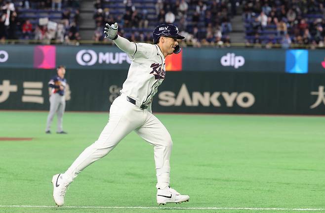 홈런을 치고 세리머니하며 더그아웃으로 돌아오는 위트컴. 연합뉴스