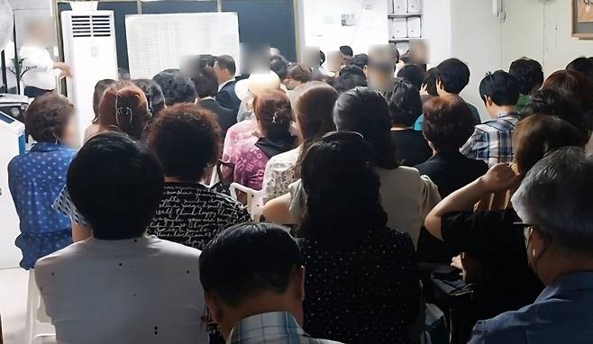 대구·경북을 중심으로 많은 피해자들이 발생한 DK그룹 카카오톡 단체 메시지방. 출금 지연 이유를 묻거나 원금 반환을 요구한 투자자들이 강제로 퇴장당했다. /피해자 제공