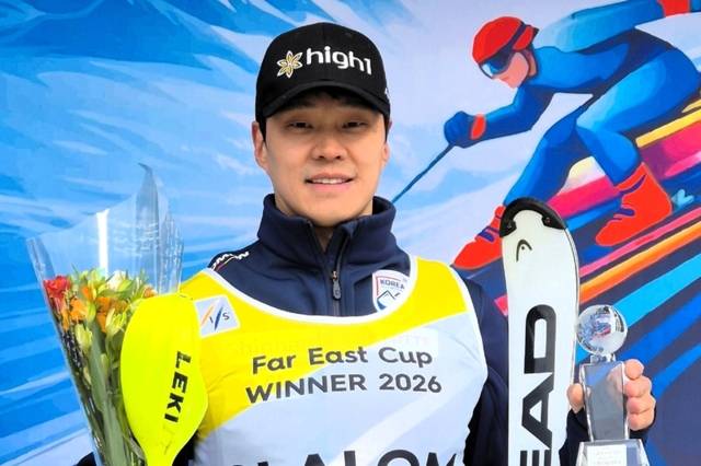 ▲ 한국 알파인스키 국가대표팀 정동현이 5일(한국 시간) 일본 나가노 하쿠바무라 하쿠바 하포원 스노우 리조트에서 열린 2025-2026 FIS(국제스키연맹) 극동컵 남자 회전에서 7위를 기록하며 시즌 우승을 차지한 뒤 기뻐하고 있다. 미동부한인스키협회 제공