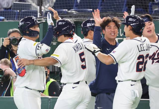 ▲ 5일 일본 도쿄돔에서 열린 2026 월드베이스볼클래식(WBC) 조별리그 C조 1차전 한국과 체코의 경기.   1회말 1사 만루 한국 문보경이 만루 홈런을 친 뒤 동료들과 자축하고 있다. 2026.3.5 연합뉴스