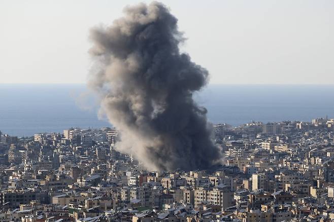 2일 레바논 베이루트 남부 외곽 지역인 부르즈 알 바라즈네가 이스라엘의 공습을 받아 연기가 피어오르고 있다. 사진=EPA