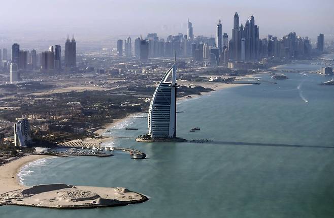 아랍에미리트(UAE) 두바이 주메이라 지역에 있는 초호화 호텔인 버즈 알 아랍의 전경. 사진=REUTERS