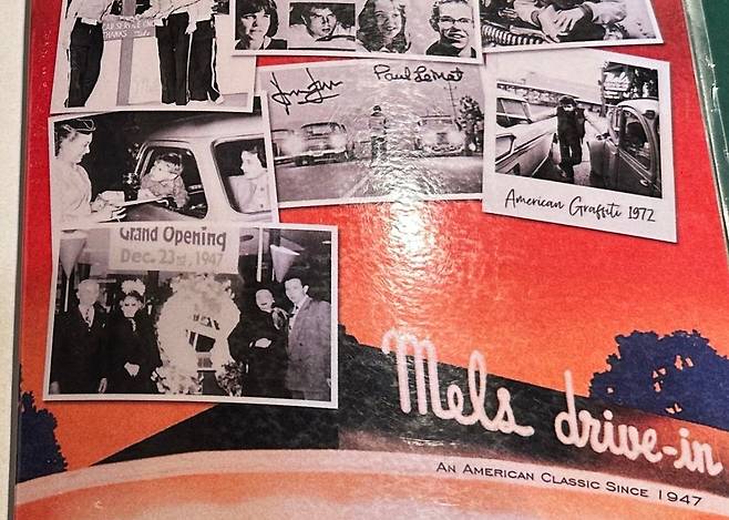 멜스 드라이브인 메뉴 커버. 청춘낙서 촬영 당시 사진 등이 붙어 있다. ⓒ류재도