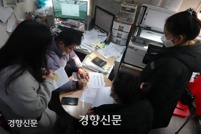 김이찬 지구인의정류장 소장이 경기 안산시 단원구 사무실에서 체불임금 소송 중인 캄보디아 여성 노동자들과 비자 연장 과정을 논의하고 있다. 전현진 기자