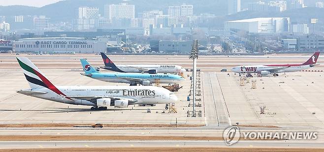 4일 인천국제공항에 중동사태 여파로 에미레이트 항공 A-380 여객기가 계류하고 있다. 연합뉴스