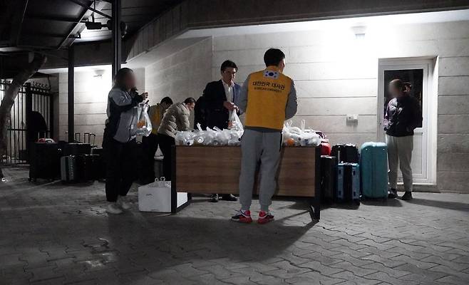 Korean nationals and staffers of the Korean Embassy in Iran prepare to leave Tehran on March 2, evacuating the country following U.S.-Israeli strikes. [FOREIGN MINISTRY]