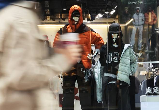 서울 명동 상점의 쇼윈도에 겨울 의류가 전시되어 있다. 연합뉴스