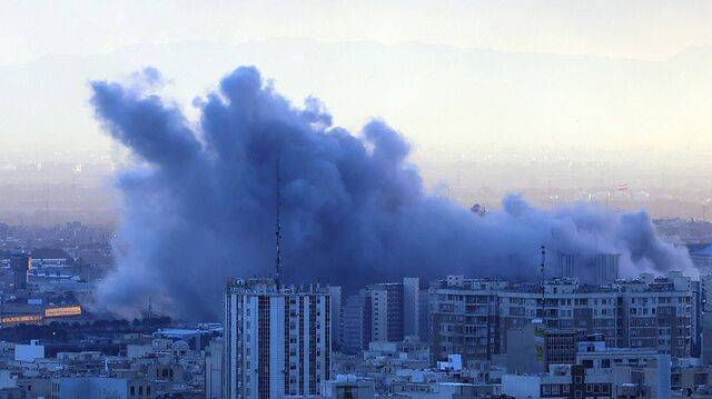 연기 피어오르는 이란 테헤란. EPA연합뉴스