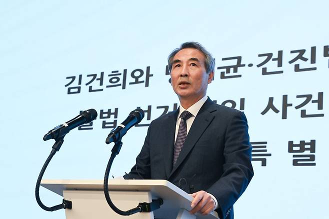 민중기 특별검사가 지난해 12월 29일 서울 종로구 KT광화문빌딩 웨스트빌딩 브리핑실에서 열린 최종 브리핑에서 발언하고 있다. 김지훈 기자