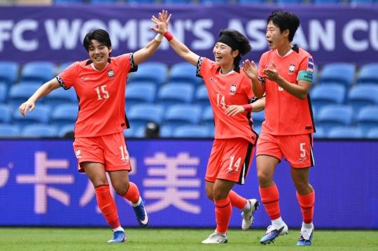 득점을 축하받는 전유경(맨 왼쪽). 사진[AP=연합뉴스]