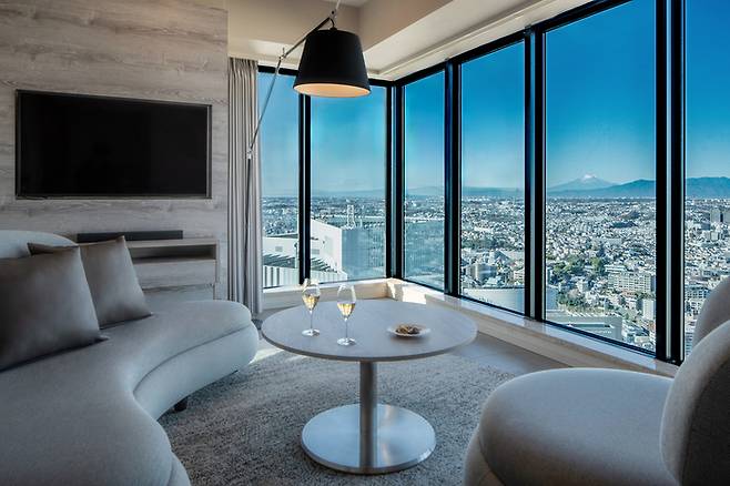 요코하마 전경이 한눈에 들어오는 OMO5 요코하마 바샤미치 by 호시노 리조트하우스 스위트 룸 / 사진=호시노 리조트 그룹