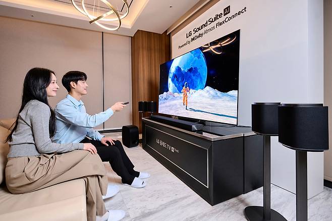 모델들이 ‘LG 사운드 스위트’를 통해 TV를 시청하는 모습. [사진 제공 = LG전자]