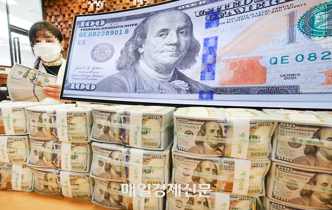 지난해 3분기 말 한국의 비금융기업 대외채무는 1835억630만달러(약 271조3874억원)로 역대 최대를 기록했다. 사진은 이날 서울 중구 하나은행 위변조대응센터에서 직원이 달러화를 정리하고 있는 모습. [한주형 기자]