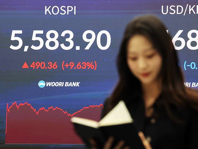최근 연이틀 폭락한 코스피가 급반등해 단숨에 5,580대를 회복한 5일 오후 서울 중구 우리은행 본점 딜링룸 전광판에 코스피 종가가 표시되고 있다. 뉴스1