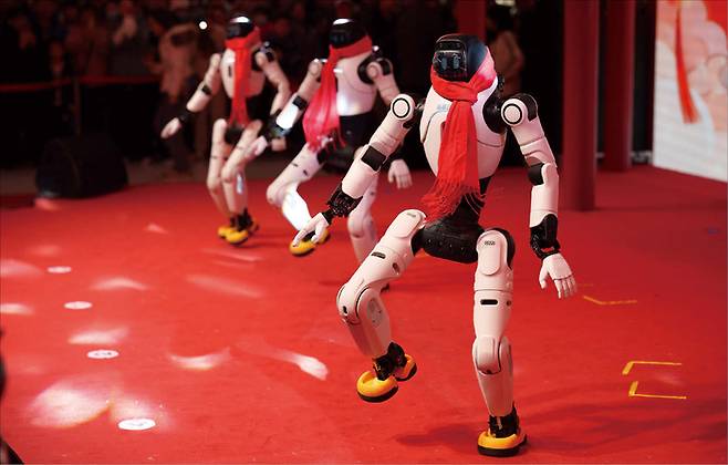 지난 2월 19일 중국 베이징에서 열린 설날 테크 사원 박람회에서 휴머노이드 로봇이 대형으로 춤을 추고 있다. (AP=연합뉴스)