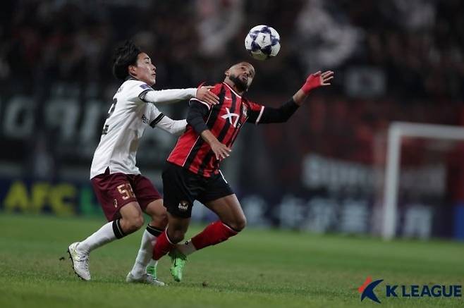 안데르손(사진 오른쪽). 사진=한국프로축구연맹