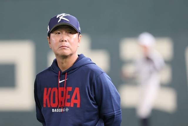 월드베이스볼클래식(WBC) 개막을 하루 앞둔 4일 일본 도쿄돔에서 한국 대표팀 류지현 감독이 훈련을 지켜보고 있다. 사진=연합뉴스