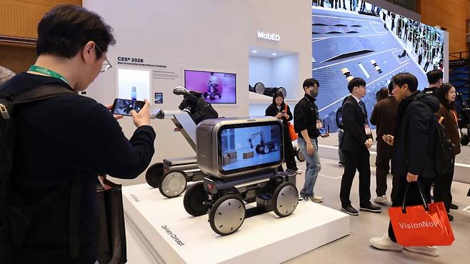 4일 서울 강남구 코엑스에서 열린 ‘2026 스마트공장·자동화산업전(AW 2026)’에서 관람객들이 현대자동차그룹 로보틱스랩의 모베드(MobED)를 둘러보고 있다. /사진=뉴스1