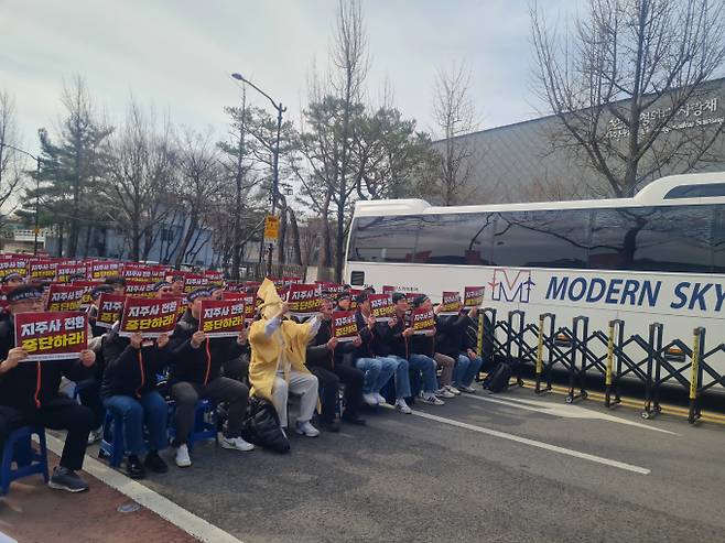 전국사무금융서비스노조 한국거래소 지부가 4일 정오, 청와대 인근에서 코스닥 자회사 분리 계획에 반대하는 집회를 열었다. 이날 현장에는 조합원 등 약 300명이 집결하여 정부의 분리 추진 방침을 규탄하며 정책 철회를 강력히 촉구했다./사진=김병탁 기자