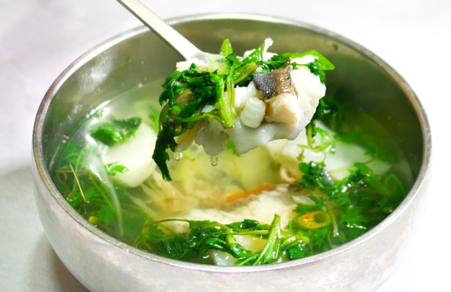 경남 통영 동해식당의 도다리쑥국.