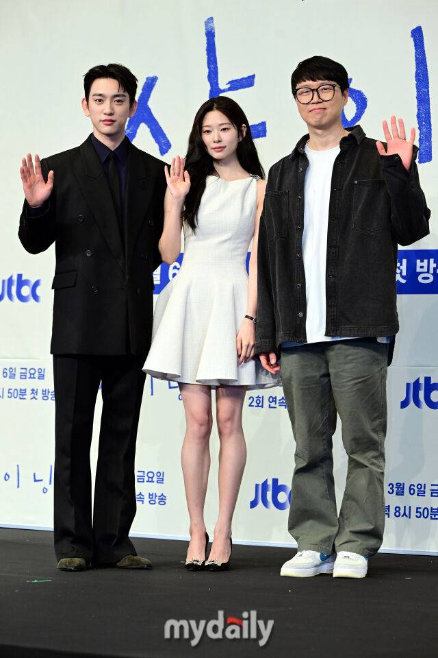 2026년 3월 5일 오후 서울 신도림 더 링크호텔에서 진행된 JTBC 금요시리즈 '샤이닝' 제작발표회에서 박진영, 김민주, 김윤진 감독(왼쪽부터)이 포즈를 취하고 있다. / 곽경훈 기자 (kphoto@mydaily.co.kr)