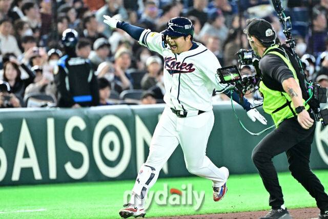 5일 일본 도쿄돔에서 열린 2026 월드 베이스볼 클래식(WBC) 조별리그 한국-체코 경기. 문보경이 1회말 1사 만루에 홈런을 친 후 기뻐하고 있다./도쿄(일본) = 한혁승 기자