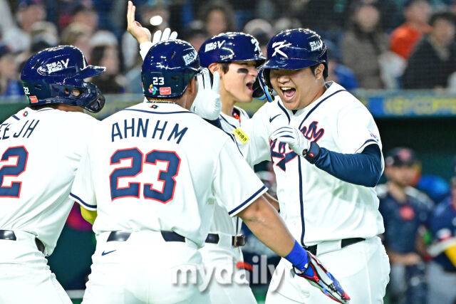 5일 일본 도쿄돔에서 열린 2026 월드 베이스볼 클래식(WBC) 조별리그 한국-체코 경기. 문보경이 1회말 1사 만루에 홈런을 친 후 기뻐하고 있다./도쿄(일본)=한혁승 기자 hanfoto@mydaily.co.kr