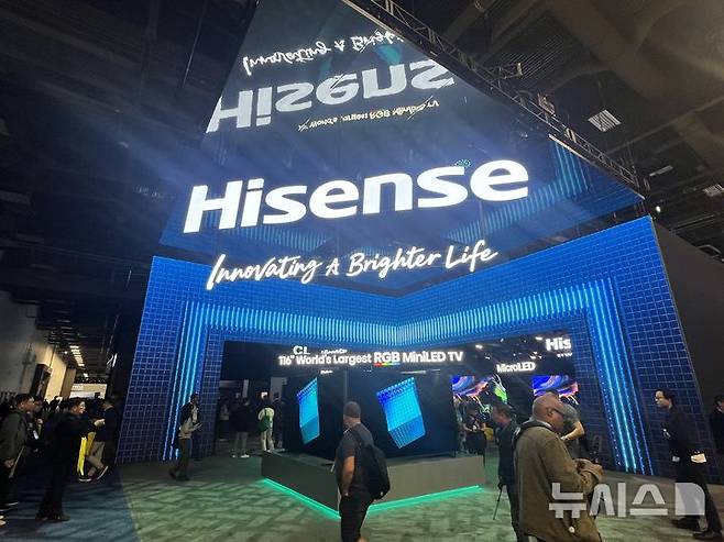 [라스베이거스=뉴시스]이현주 기자 = 6일(현지시간) CES 2026이 개막한 미국 라스베이거스 컨벤션센터 센트럴홀에 마련된 하이센스 전시관. lovelypsyche@newsis.com