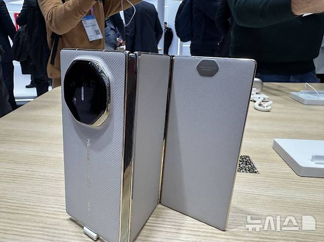 [바르셀로나(스페인)=뉴시스]MWC 2026 행사장에 전시된 화웨이의 2세대 2번 접는 폴더블폰 '메이트 XTs'의 모습. (사진=심지혜 기자)