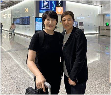 [서울=뉴시스] 이도희(왼쪽) 감독이 18일 이란 23세 이하 여자배구 대표팀을 지휘하기 위해 인천국제공항을 통해 출국했다. (사진=팀큐브 제공). 2023.07.18.  *재판매 및 DB 금지