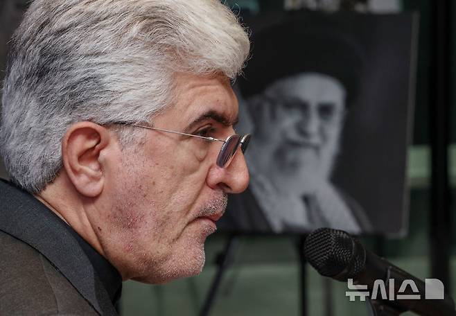 [서울=뉴시스] 홍효식 기자 = 사이드 쿠제치 주한 이란 대사가 5일 오전 서울 용산구 주한 이란 이슬람 공화국 대사관에서 열린 이스라엘과 미국의 대이란 군사적 공격과 관련해 입장을 밝히고 있다. (공동취재) 2026.03.05. photo@newsis.com