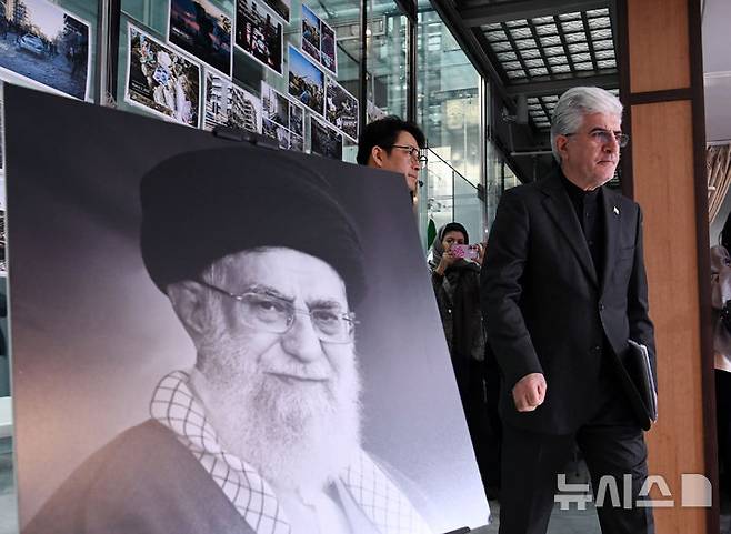 [서울=뉴시스] 홍효식 기자 = 사이드 쿠제치 주한 이란 대사가 5일 오전 서울 용산구 주한 이란 이슬람 공화국 대사관에서 열린 이스라엘과 미국의 대이란 군사적 공격 관련 기자회견에 입장하고 있다. (공동취재) 2026.03.05. photo@newsis.com