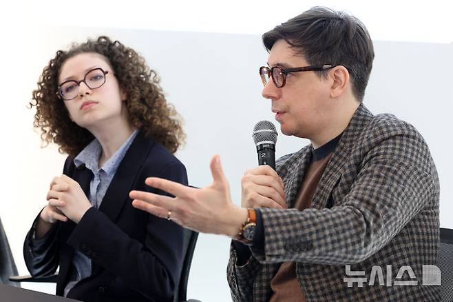 [서울=뉴시스] 박진희 기자 = 프랑스의 팀파니스트이자 지휘자 아드리앙 페뤼숑(오른쪽)과 피아니스트 아리엘 벡이 5일 서울 서대문구 주한 프랑스대사관에서 '한불 수교 140주년 기념 개막 음악회' 기자간담회를 하고 있다. 이들은 오는 7일 부천아트센터에서 프랑스와 한국 수교 140주년을 기념하는 2026년 프랑스 문화시즌 개막 음악회 무대에 오른다. 2026.03.05. pak7130@newsis.com